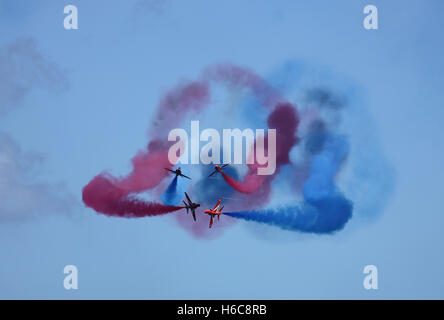 Die Royal Air Force Red Arrows-Anzeige auf der Airshow Guernsey Stockfoto