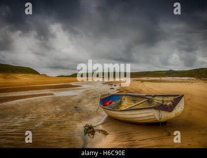 Boot am Strand - Aberffraw, Anglesey, Wales Stockfoto