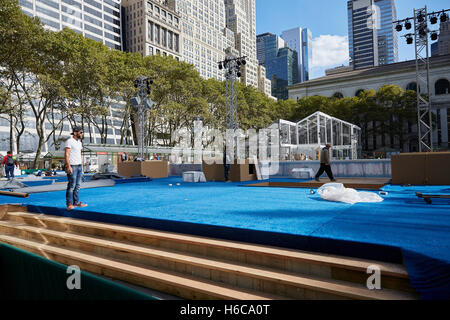 New York, Vereinigte Staaten von Amerika. 26. Oktober 2016. Bryant Park Holiday Geschäfte und Winterdorf, Bank of America Sponsor nähert sich jährliche öffnen, 29. Oktober 2016. Gratis Eislaufen, pop-up Holiday Geschäfte und den nächsten Weihnachtsbaum Beleuchtung Kick-off der Wintersaison in New York City. © Mark J Sullivan/Pacific Presse/Alamy Live-Nachrichten Stockfoto