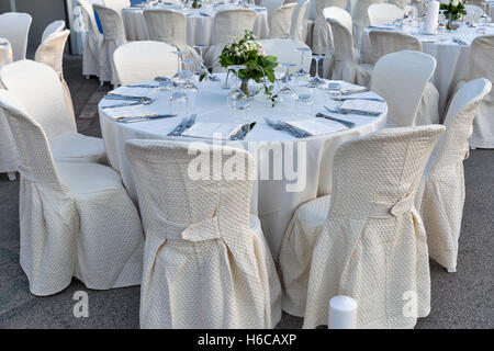 Restaurant im freien Tischen serviert für Bankett, Nahaufnahme Stockfoto