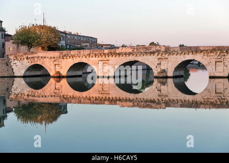 Brücke des Tiberius in Rimini bei Sonnenuntergang, Italien. Stockfoto