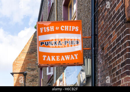 Ein Pukka-Torten-Zeichen vor einem Fisch & Chips Geschäft. Stockfoto