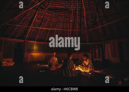 Ein Mann erhält eine Tasse von Ayahuasca, traditionelle Amazonas Pflanzenmedizin für visionäre Heilung in einer Shipibo Maloca in Peru verwendet Stockfoto
