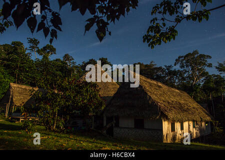 Ein shipibo Ayahuasca Medizin heilende Mitte und Maloca im Peruanischen Amazonas Regenwald in einem Dschungel Clearing bei Nacht in der Nähe von Iquitos Stockfoto