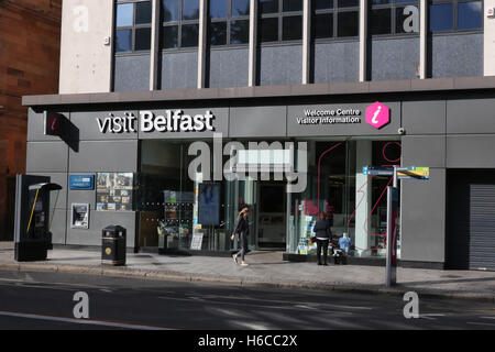 Das Belfast Welcome Tourist Information Centre am Donegall Square North, Belfast, Nordirland. Stockfoto