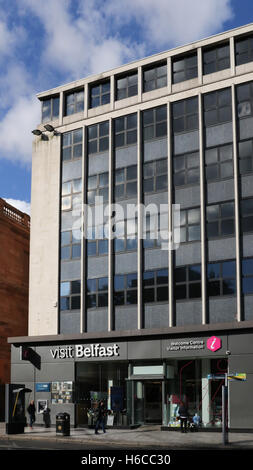 Das Belfast Welcome Tourist Information Centre am Donegall Square North, Belfast, Nordirland. Stockfoto