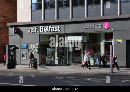 Das Belfast Welcome Tourist Information Centre am Donegall Square North, Belfast, Nordirland. Stockfoto