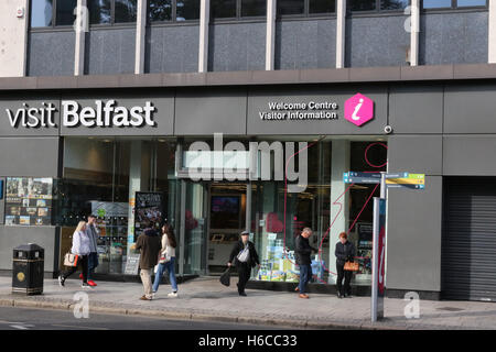 Das Belfast Welcome Tourist Information Centre am Donegall Square North, Belfast, Nordirland. Stockfoto