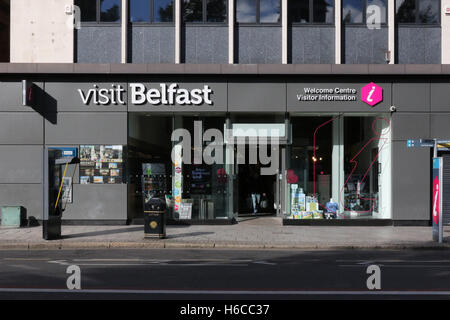 Das Belfast Welcome Tourist Information Centre am Donegall Square North, Belfast, Nordirland. Stockfoto