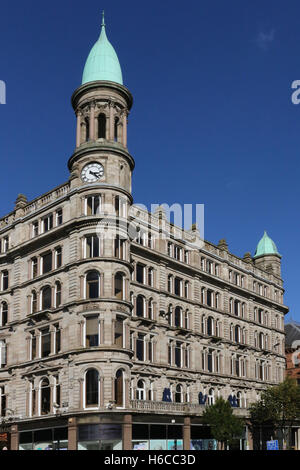 Das Hackmesser-Gebäude an der Kreuzung der Donegall Square North/Donegall Place in Belfast, Nordirland. Stockfoto