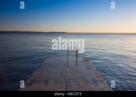 Einsame Beton Andocken eines Stadt-Strand bei Sonnenuntergang, Piran, Slowenien Stockfoto