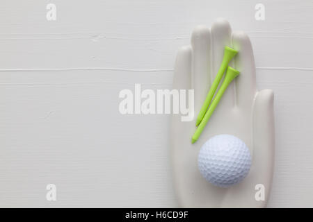 Detail der künstliche Hand mit Golf-Ausrüstungen - flach legen Fotografie Stockfoto