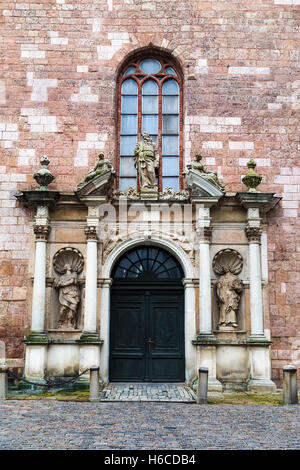 Detail der Kathedrale von St. Peter in Riga – einem der Eingänge. Lettland Stockfoto