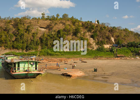 Asien, MYANMAR (BURMA), Sagaing Division, Kalywa, Chindwin Fluss, Sin Kaung Dorf, Strand mit hartem Holz aufgestapelt für den Verkauf Stockfoto