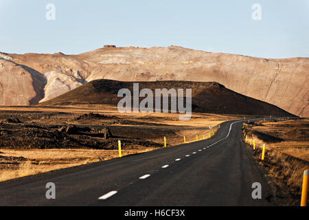 Straße durch vulkanische Landschaft, Nordosten Islands, Nordatlantik, Europa Stockfoto