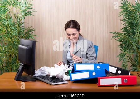 Beschäftigt Geschäftsfrau im Büro unter stress Stockfoto