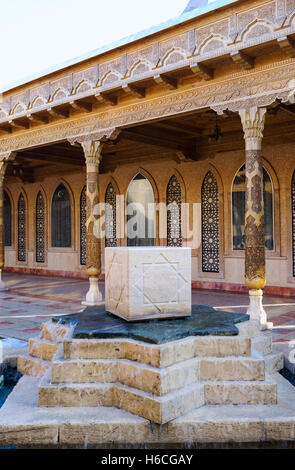 Der Brunnen des Militärmuseum dekoriert mit Steinwürfel mit Rub el Hizb, das achteckige islamischen Sternsymbol Stockfoto