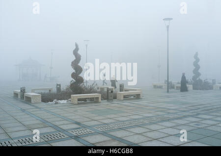 Die nebligen Wintermorgen auf dem zentralen Platz vor Mevlana Museum und Selimiye Moschee Stockfoto