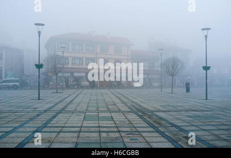 Die harte Nebel auf dem zentralen Stadtplatz, ist solchem Wetter typisch im winter Stockfoto