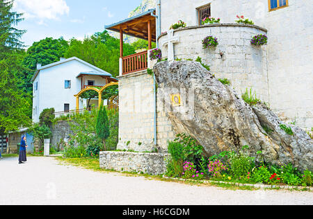 Das kleine Ostrog Donji Kloster ist das Wahrzeichen von Montenegro. Stockfoto