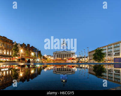 Nottingham-Marktplatz mit Rathaus und neuer Sanierung Pool mit Brunnen auf dem Platz in der Stadt Nottingham, England. Stockfoto