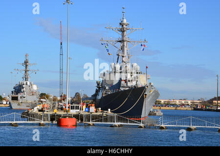 U.S. Navy Zerstörer DDG-61 USS Ramage zwischen Bereitstellungen in die Norfolk Naval Ship yard an der Port of Virginia. Stockfoto