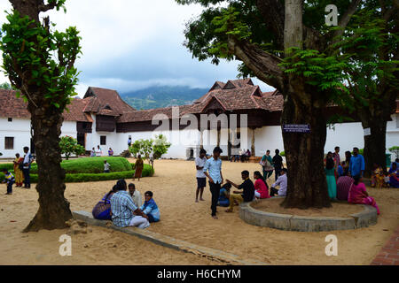 Touristen vor Padmanabhapuram Palace Indien Stockfoto