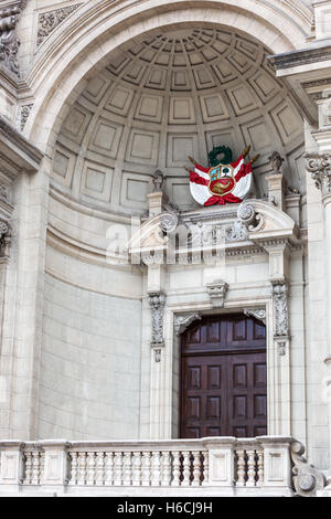 Tür mit dem Wappen von Peru Stockfoto