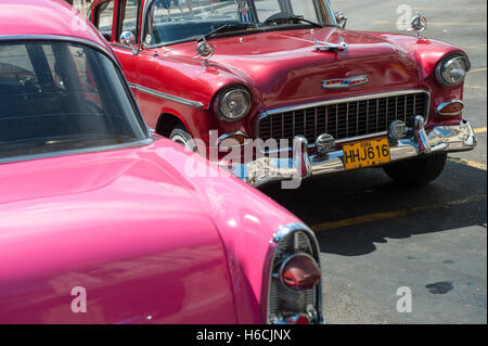 Havanna, Kuba - 13. Juni 2011: Bunte amerikanische Oldtimer stehen geparkte in Zentral-Havanna. Stockfoto