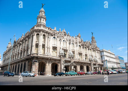 Linie von bunten Vintage amerikanische Autos fahren vor dem galizischen Palast auf dem Paseo del Prado in Havanna, Kuba Stockfoto