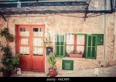 Fassade des Hauses mit Türen und grünes Fenster auf mittelalterlichen Straße in Valldemossa Spanien Stockfoto