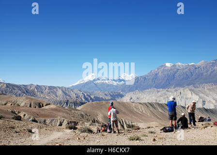 Trekker anzeigen die kargen Berglandschaft des entfernten Damodar Himal in der Mustang-Region von Nepal Stockfoto