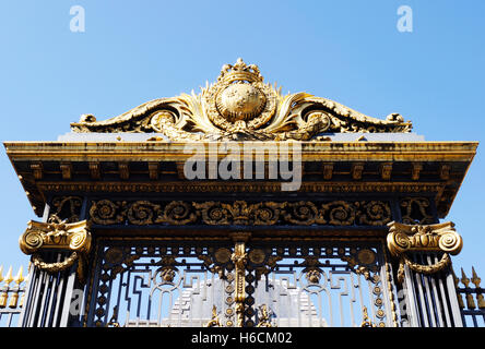 Goldene Dekoration am Haupttor der Justizpalast (Palais de Justice) in Paris, Frankreich Stockfoto