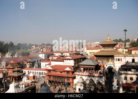 Die Dächer von Kathmandu und Pashupatinath Tempel von einem hohen Punkt gesehen Stockfoto