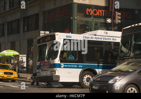 Vereinigte Staaten von Amerika (USA), New York, Seventh Avenue, Schwerverkehr mit gelben taxis und saubere Luft-Hybrid-Elektro-bus Stockfoto