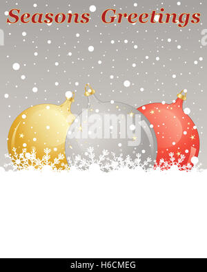 ein Beispiel für eine Weihnachts-Grußkarte mit gold Silber und rot metallic Christbaumkugel Dekorationen auf einem verschneiten Hintergrund Stockfoto