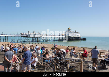 Die Seebrücke und Strand, Grand Parade, Eastbourne Stockfoto