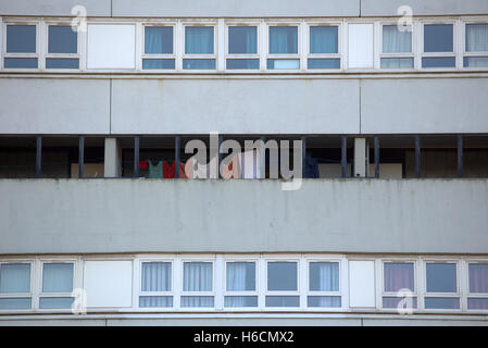 Wäsche trocknen auf dem Balkon eine konkrete Brutalist Gebäude Stockfoto