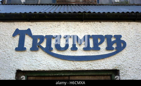 Triumph Motorrad-Symbol an der Wand in blau Stockfoto