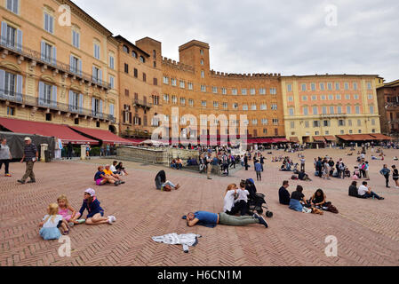 Siena, Italien - 1. Oktober 2016: Touristen und Zuschauer in Piazza del Campo in einem bewölkten Tag, Siena, Region Toskana, Italien Stockfoto