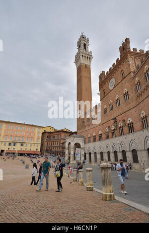 Siena, Italien - 1. Oktober 2016: Touristen und Zuschauer in Piazza del Campo in einem bewölkten Tag, Siena, Region Toskana, Italien Stockfoto