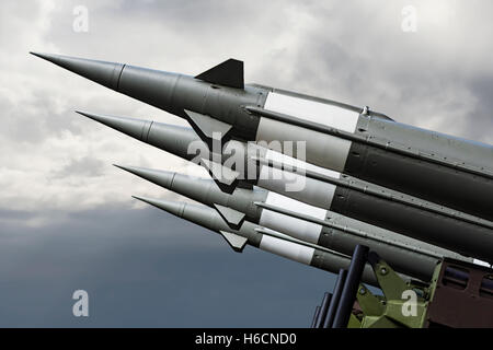 Atomraketen mit Sprengkopf abzielen, düsteren Himmel. Ballistischen Raketen Krieg Hintergrund. Stockfoto