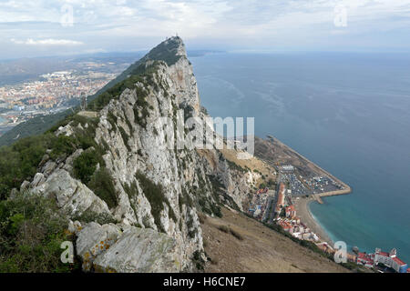 Blick von der obersten Seilbahnstation auf dem Felsen von Gibraltar in Richtung katalanische Bucht Stockfoto