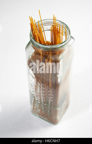 Braune Vollkorn Spaghetti in einem Glas Nudeln. Stockfoto