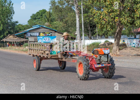Lokaler Landwirt und Zweiradtraktor, auch bekannt als einachsiger Traktor, Wandertraktor, Siem Reap, Kambodscha Stockfoto