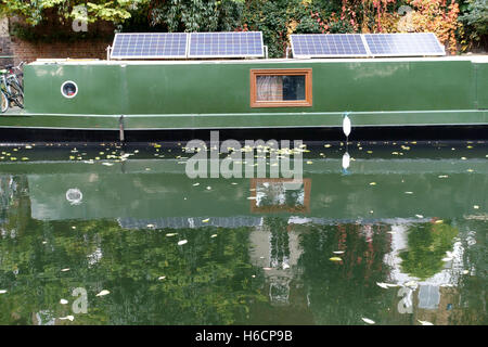 Hausboot mit Sonnenkollektoren auf Regents Canal, Islington, London Stockfoto