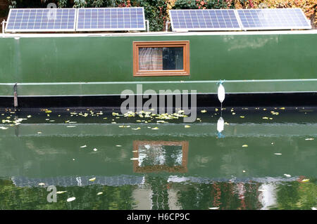 Hausboot mit Sonnenkollektoren auf Regents Canal, Islington, London Stockfoto