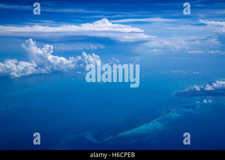 Wolken über Bahama-Inseln. vom Flugzeug. Stockfoto