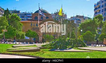 Der Blick auf die Hagia Sophia Kirche aus dem gleichen Namens Platz mit dem modernen Denkmal im Vordergrund Stockfoto