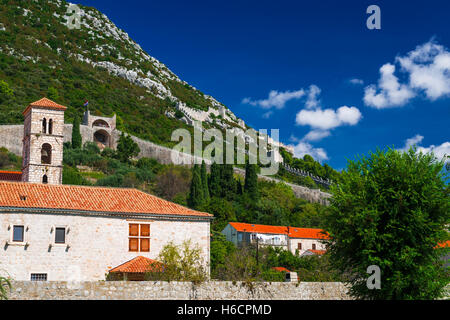 Die große Mauer oberhalb der Stadt Zentrum, Ston, Dalmatien, Kroatien Stockfoto